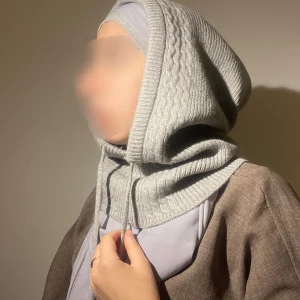 Cagoule en laine torsadée