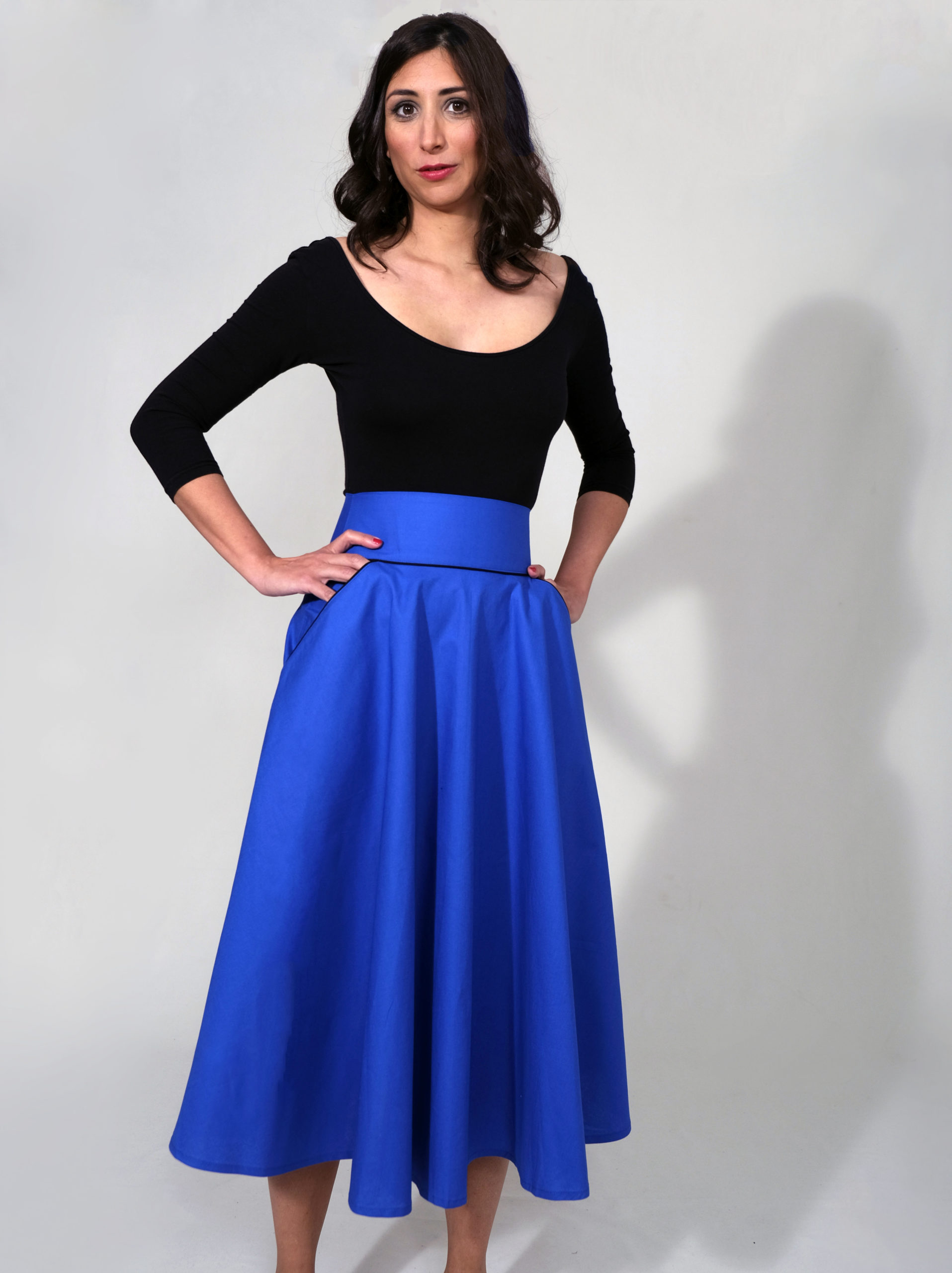 CHARLY : Jupe taille haute longueur midi bleu klein uni 100% coton – Fabrication française – Image 2