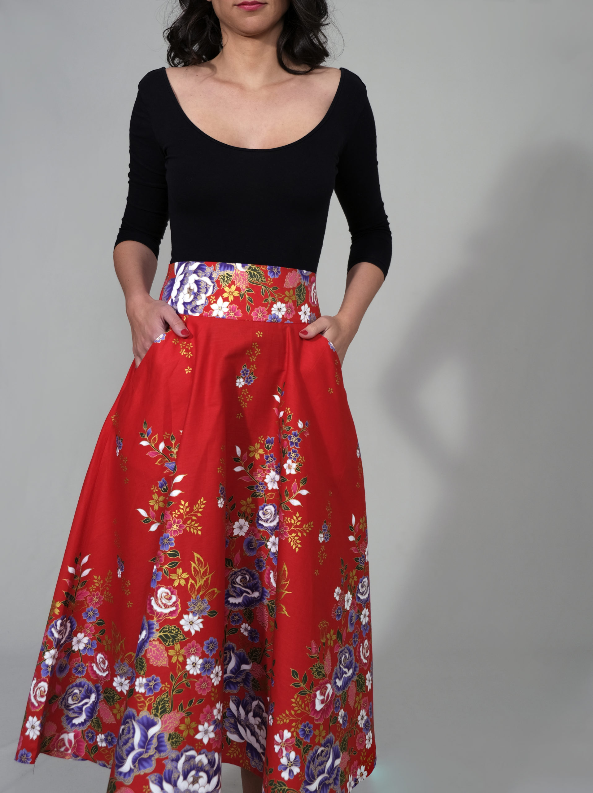 CHARLY : Jupe taille haute rouge à fleurs 100% coton – Made in Lyon – Image 2