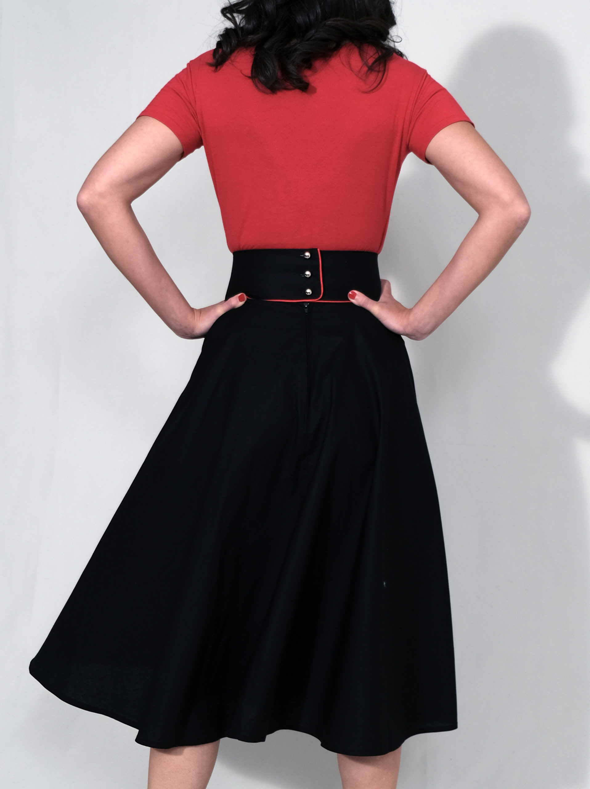 CHARLY : Jupe Taille haute mi-longue noire unie passepoil rouge en coton – Image 4