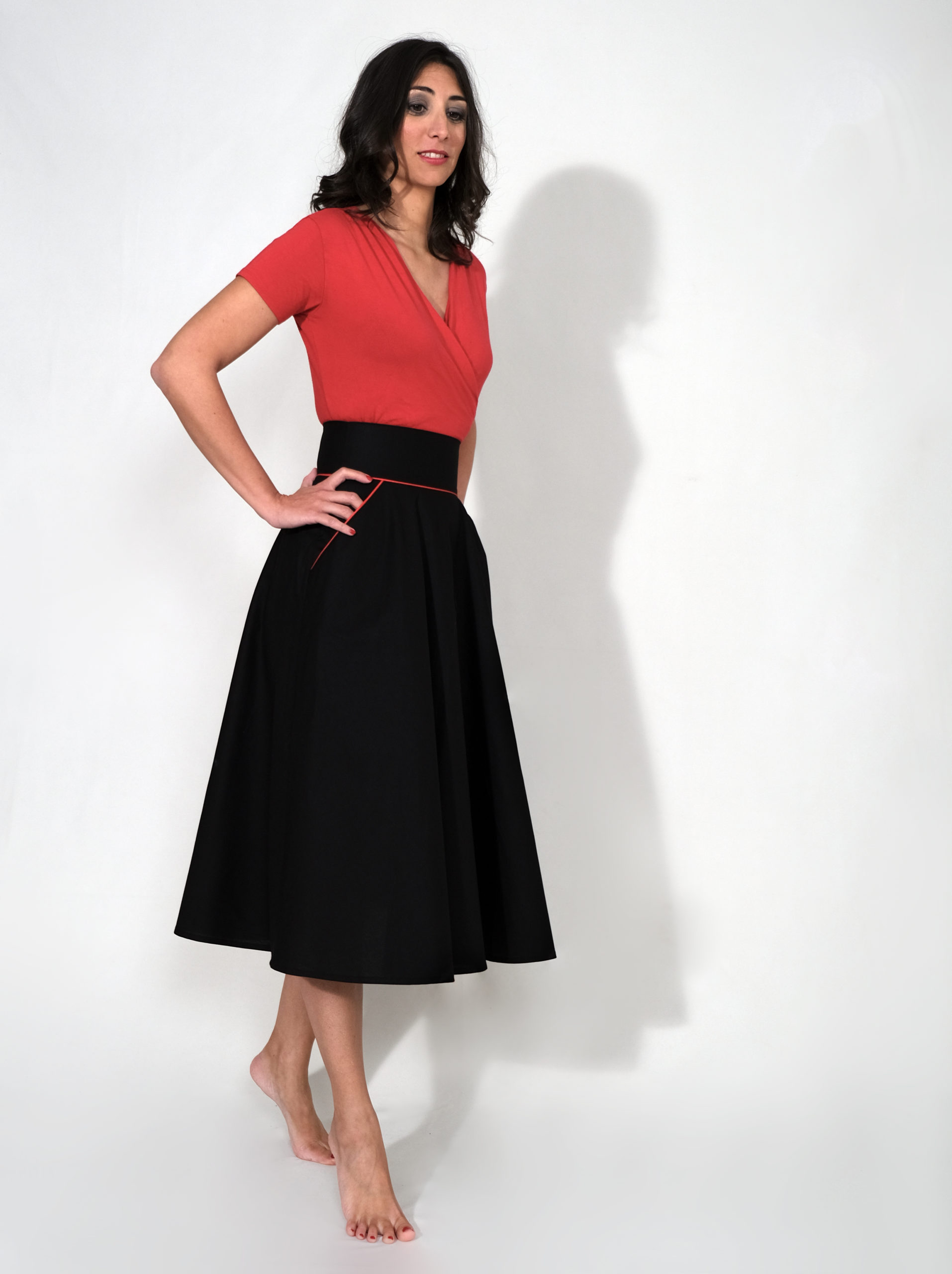 CHARLY : Jupe Taille haute mi-longue noire unie passepoil rouge en coton