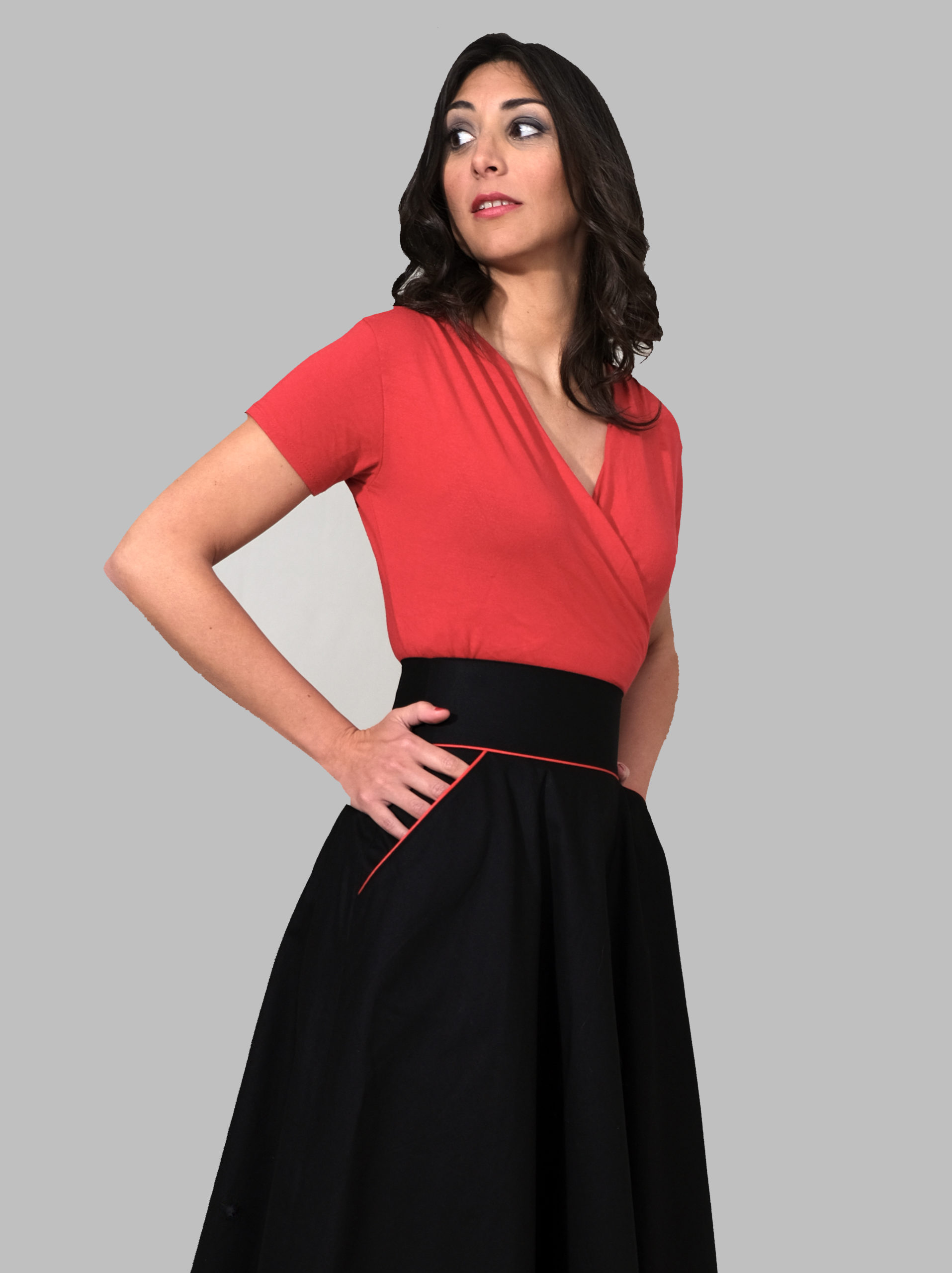 CHARLY : Jupe Taille haute mi-longue noire unie passepoil rouge en coton – Image 3