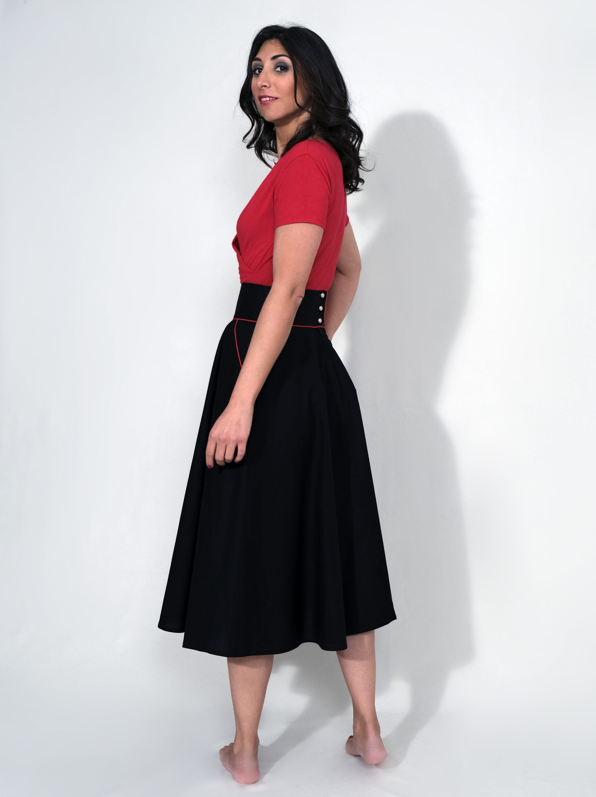 CHARLY : Jupe Taille haute mi-longue noire unie passepoil rouge en coton – Image 2