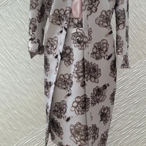 Tailleur robe manteau en brocard T40en outlet